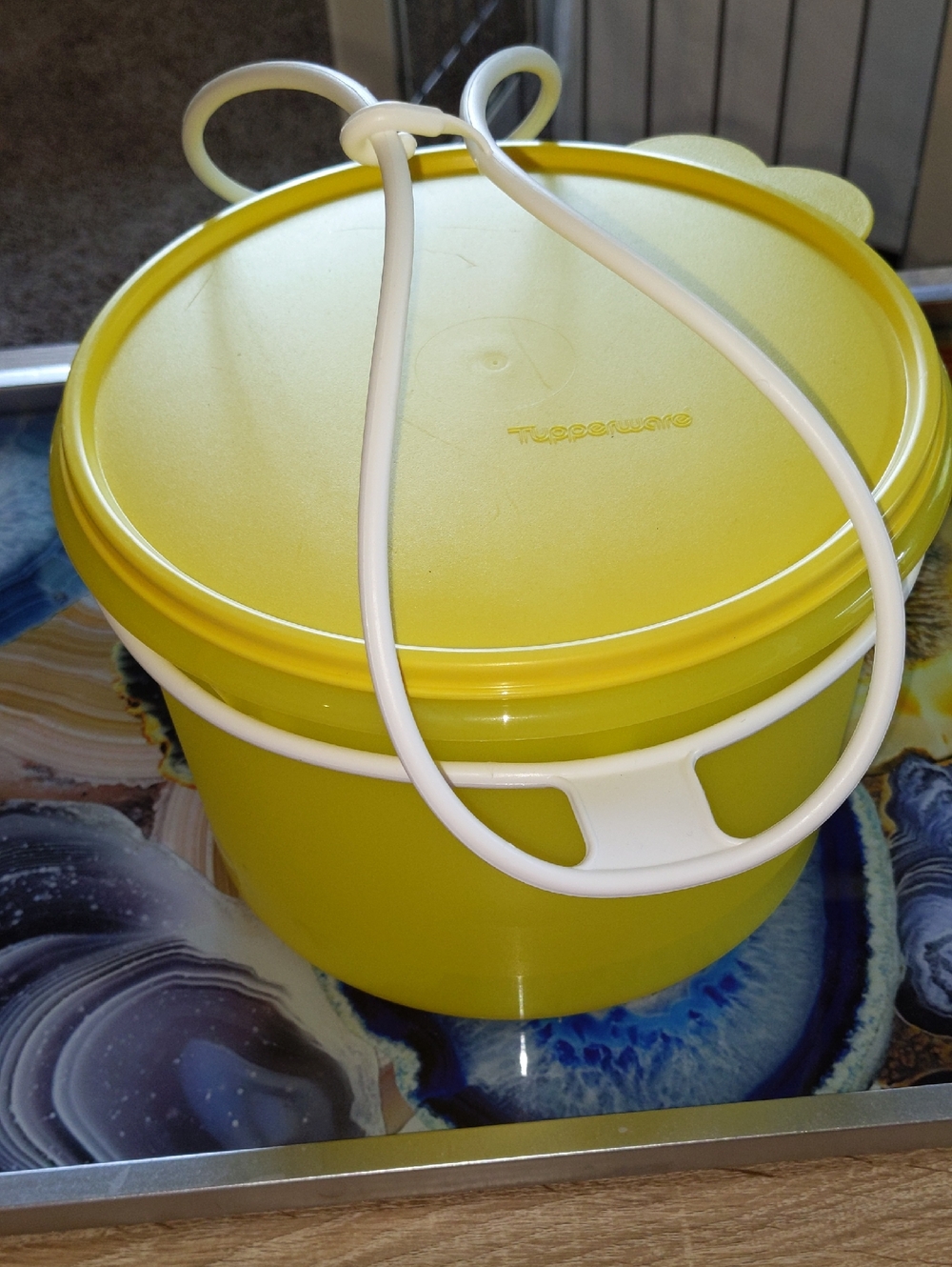 Tupperware Yellow Canister Handle 14¼ cup 3.4 L  Like New